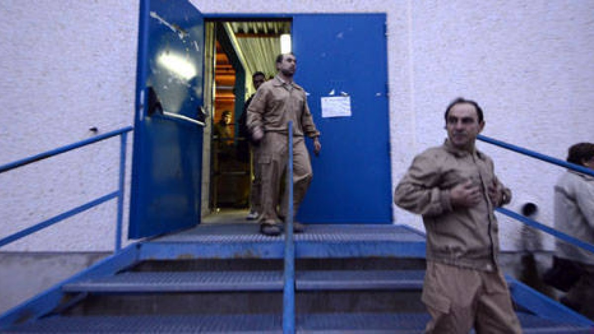 Trabajadores de Norma saliendo de la fábrica-