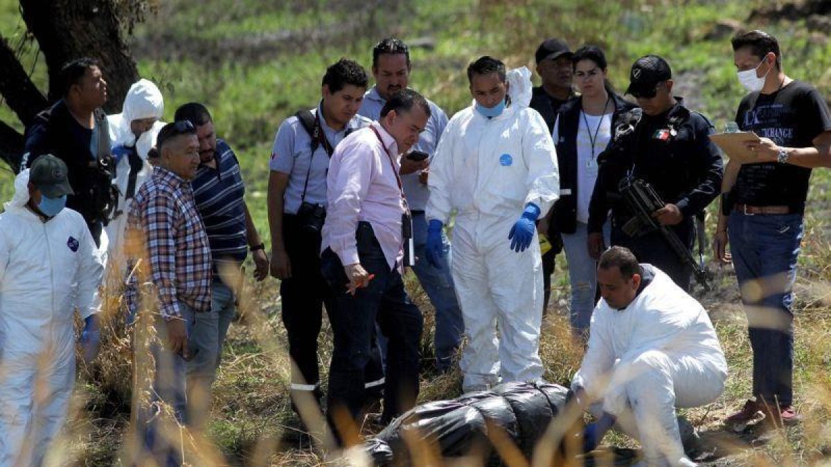 Los nueve cuerpos pertenecen a 18 hombres y una mujer.-AFP