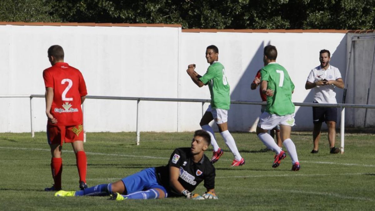Agus celebra el pirmero de los tres goles del C.D. San José ayer en Garray.-DIEGO MAYOR