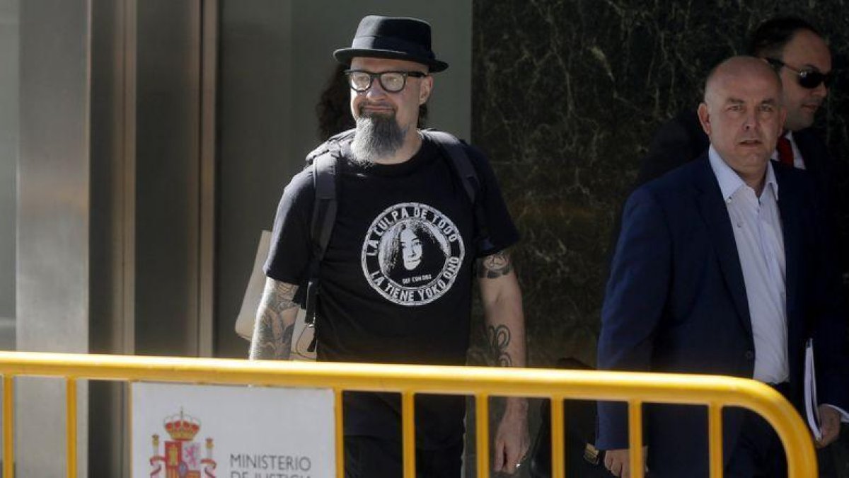 El cantante de Def Con Dos, César Strawberry, a su llegada a la Audiencia Nacional para declarar tras ser detenido en la Operación Araña 3.-JOSE LUIS ROCA