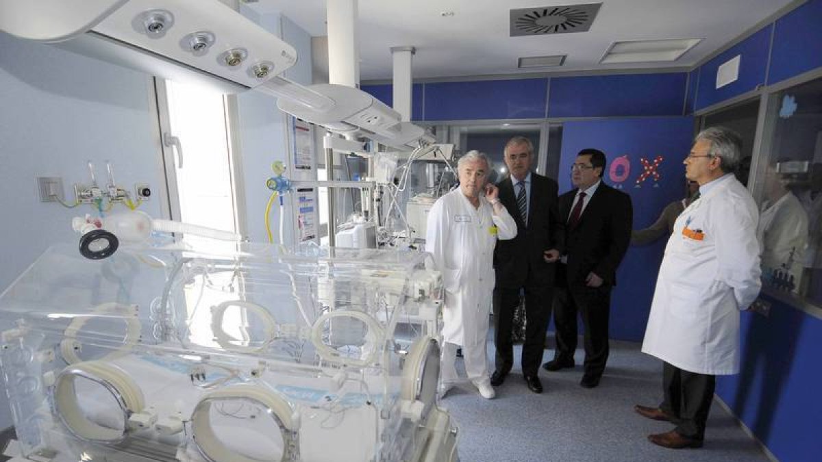 El consejero de Sanidad, Francisco Javier Álvarez Guisasola, visita las obras de pediatria del Hospital Santa Bárbara. / ICAL-