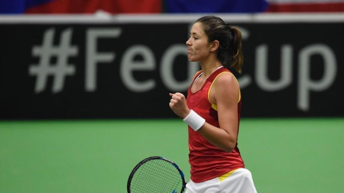 Garbiñe Muguruza reacciona tras ganar el primer punto en Ostrava.-MICHAL CIZEK