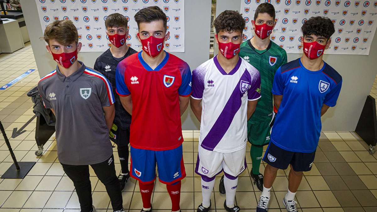 Jugadores de las categorías inferiores realizaron las veces de modelos para presentar las equipaciones para la temporada 2021-2022. MARIO TEJEDOR