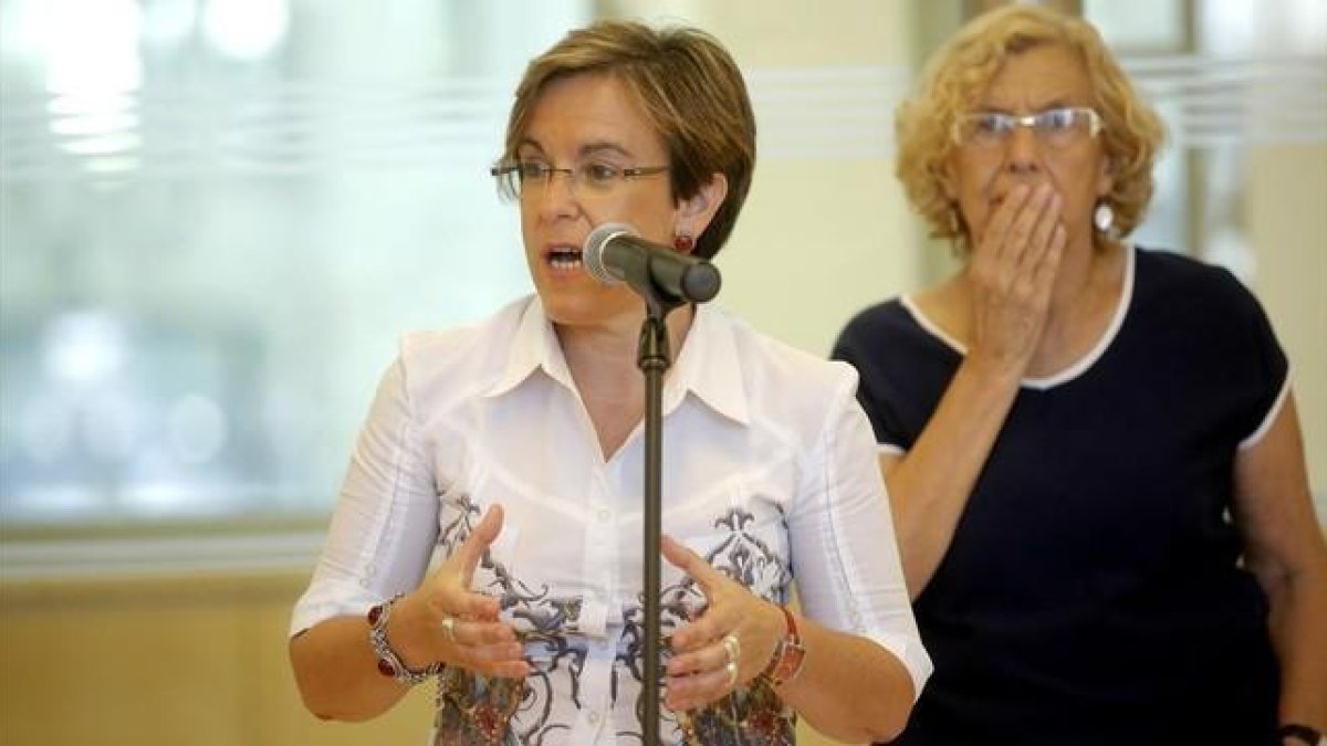 La alcaldesa de Madrid, Manuela Carmena, y la nueva portavoz del PSOE en el ayuntamiento, Purificación Causapié, este jueves, 6 de agosto.-JOSÉ LUIS ROCA