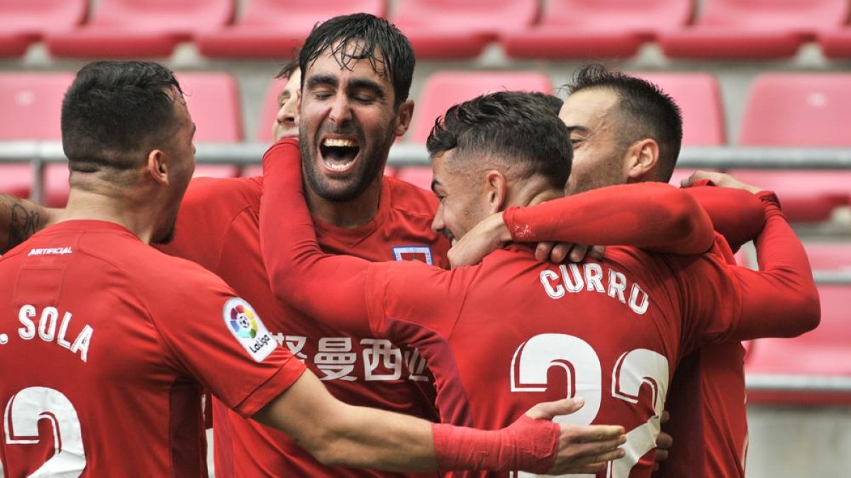 Escassi celebra su gol con sus compañeros, ayer, en Los Pajaritos.-VALENTÍN GUISANDE