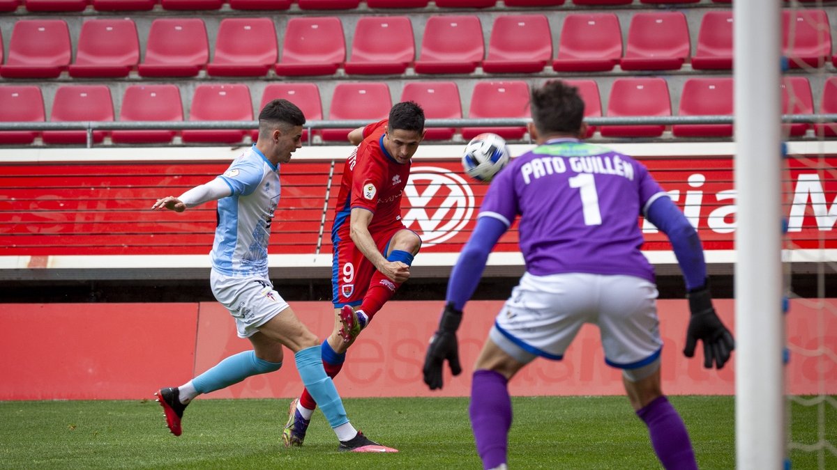 Benito dispara ante la presencia de dos jugadores del Compos. MARIO TEJEDOR