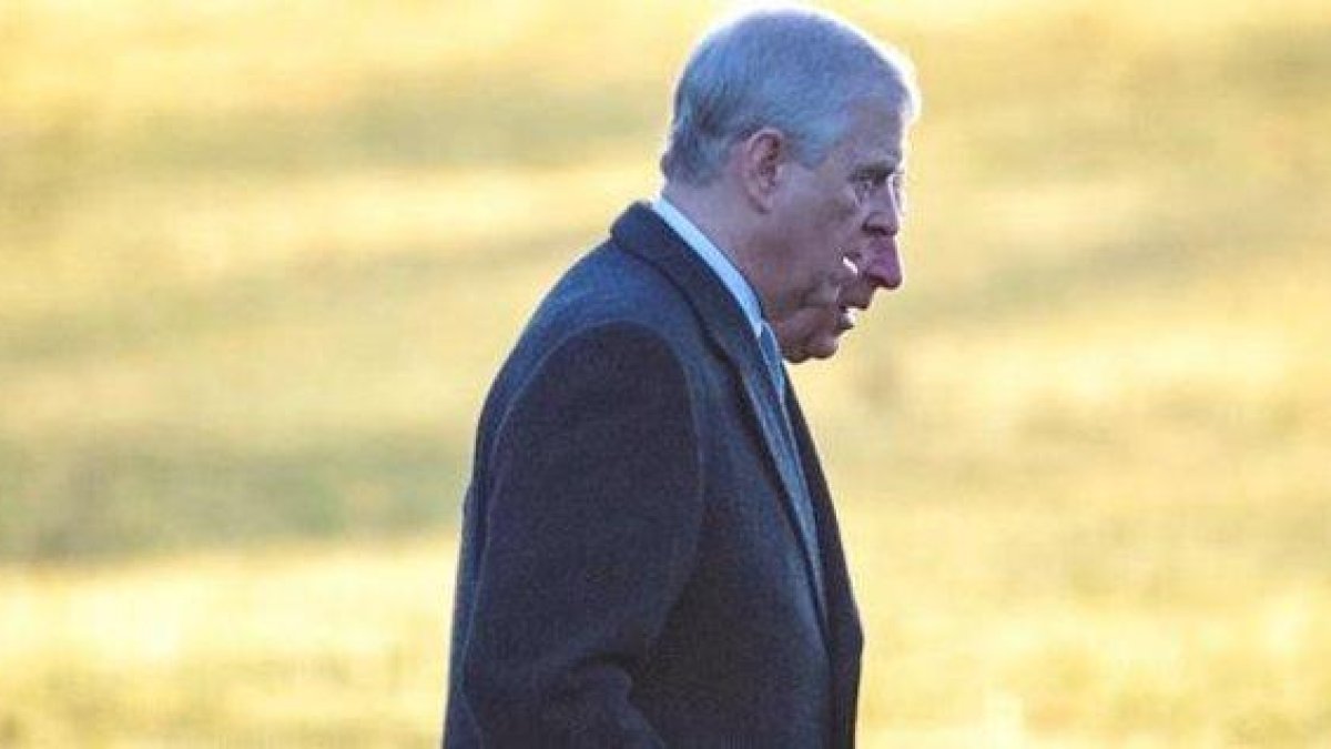 El príncipe Andrés y el príncipe Carlos acuden al oficio religioso navideño de la familia real el St. Mary Magdalene.-JOE GIDDENS