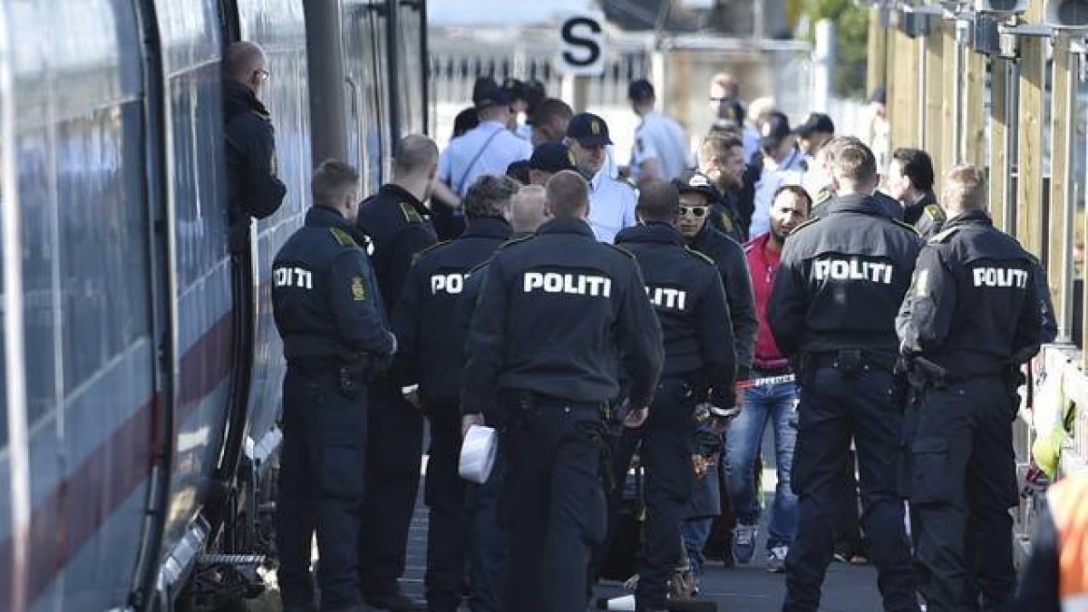 Un policía danés ante un tren donde viajajn refugiados sirios.-Foto: REUTERS / SCANPIX DENMARK