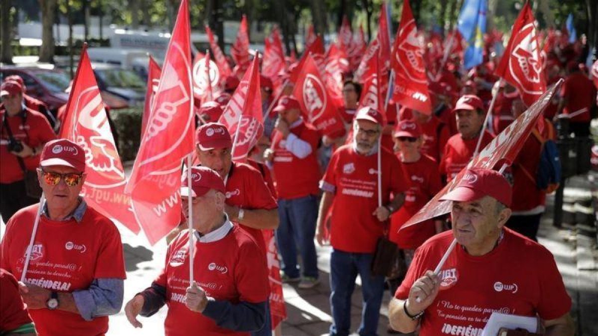Concentración de jubilados de UGT este jueves en Madrid, con motivo del Día Internacional del Mayor.-Emilio Naranjo
