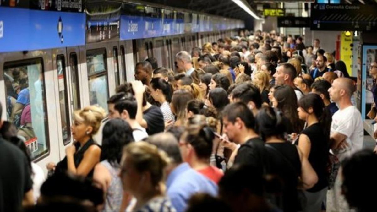 Aglomeración de viajeros en la estación de la Sagrera durante una jornada de huelga del metro.-DANNY CAMINAL