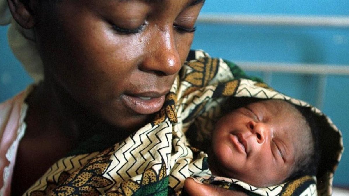 Una madre con su bebé de dos días en el hospital de Shibuto, al Norte de Mozambique.-KAREL PRINSLOO
