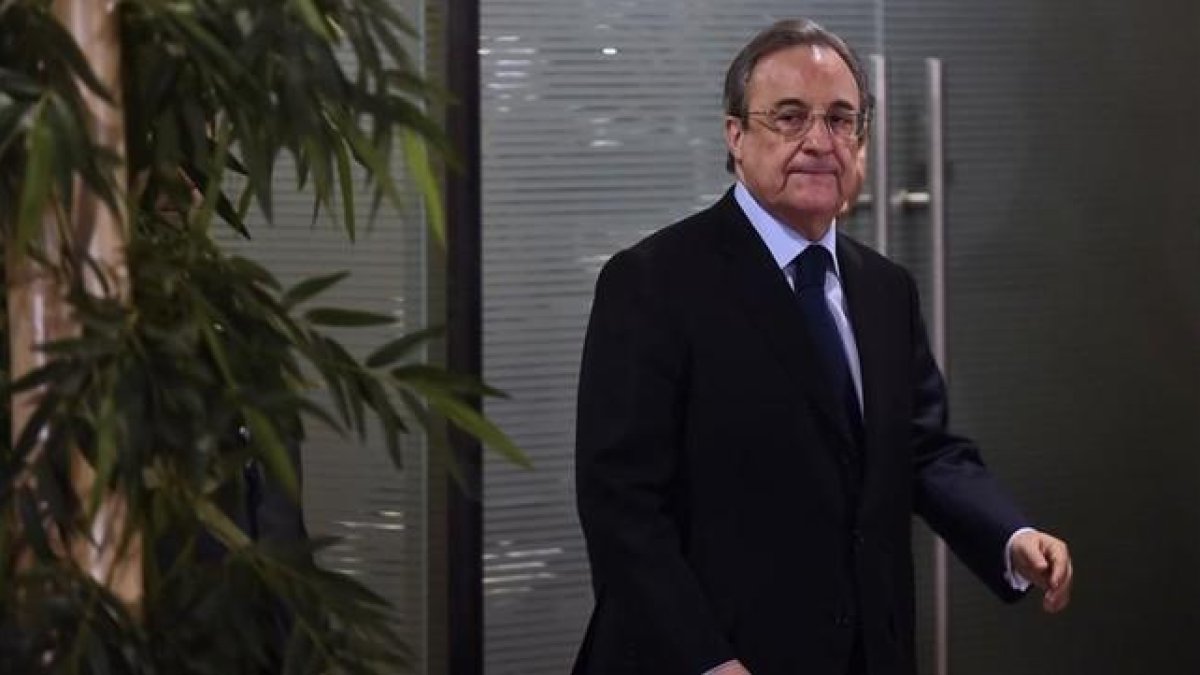Florentino Pérez, en su comparecencia en el estadio Bernabéu.-AFP / PIERRE-PHILIPPE MARCOU