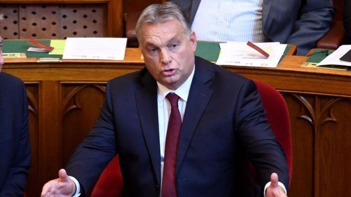 El primer ministro húngaro, Viktor Orban, en una sesión parlamentaria en Budapest.-ATTILA KISBENEDEK (AFP)