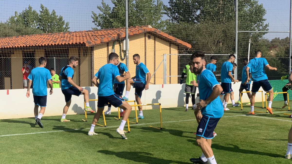 El equipo numantino 2022-2023 arrancó la pretemporada con el primero de los entrenamientos en la Ciudad Deportiva Francisco Rubio. Una sesión madrugadora para tratar de esquivar las altas temperaturas a consecuencia de esta ola de calor. Los rojillos de Diego Martínez se han puesto manos a la obra y en el horizonte ya está esa primera jornada de Liga de Primera RFEF a finales de agosto.