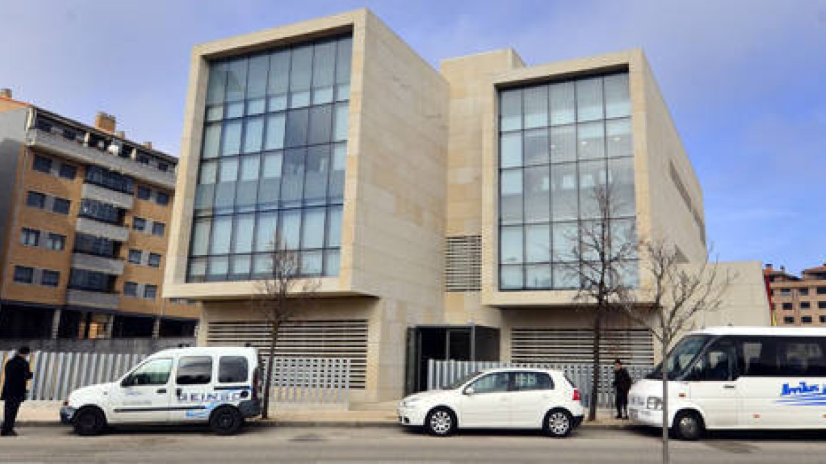 El Centro de Día de Santa Bárbara que el Ayuntamiento pretendía poner en marcha el pasado mes de diciembre. / ÁLVARO MARTÍNEZ-