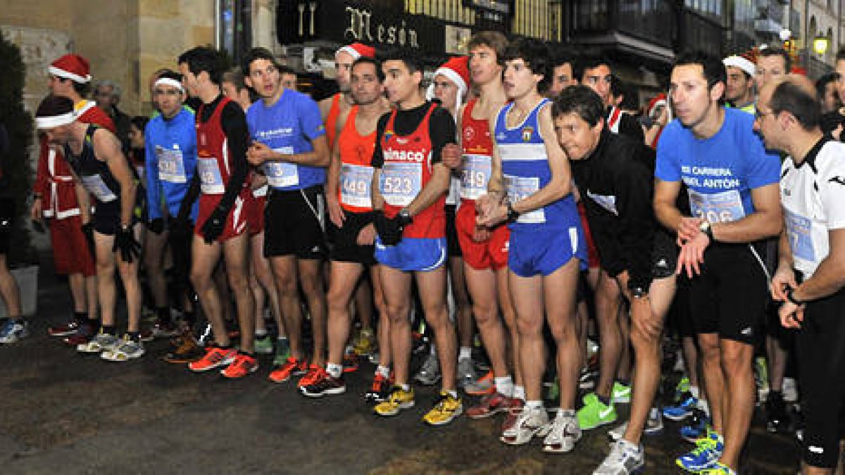 Los corredores antes de tomar la salida en la plaza Mayor. / D. Mayor-