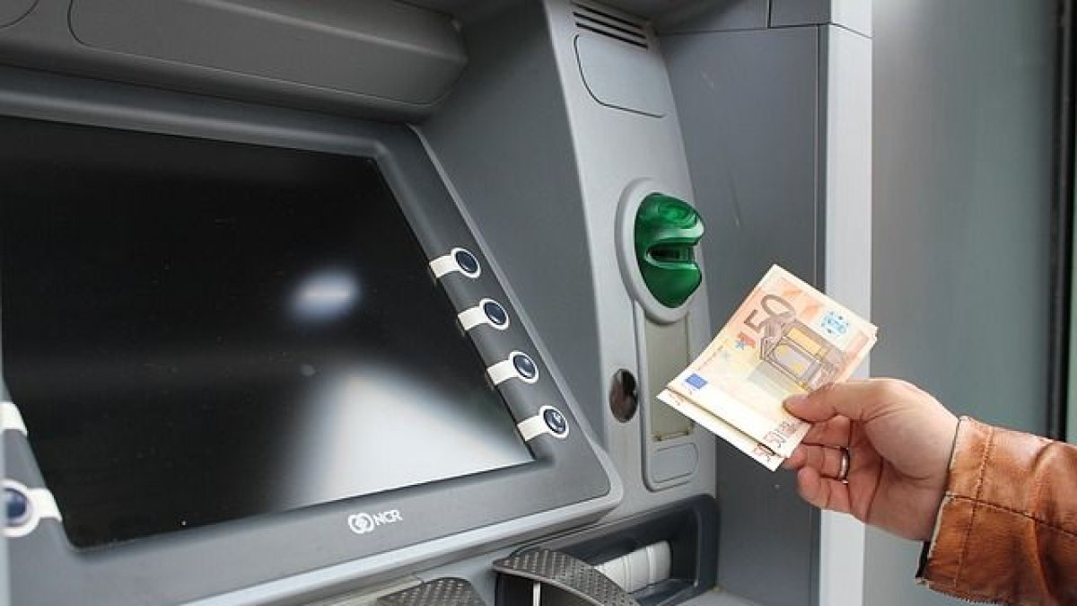 Cajero de una oficina bancaria.-HDS