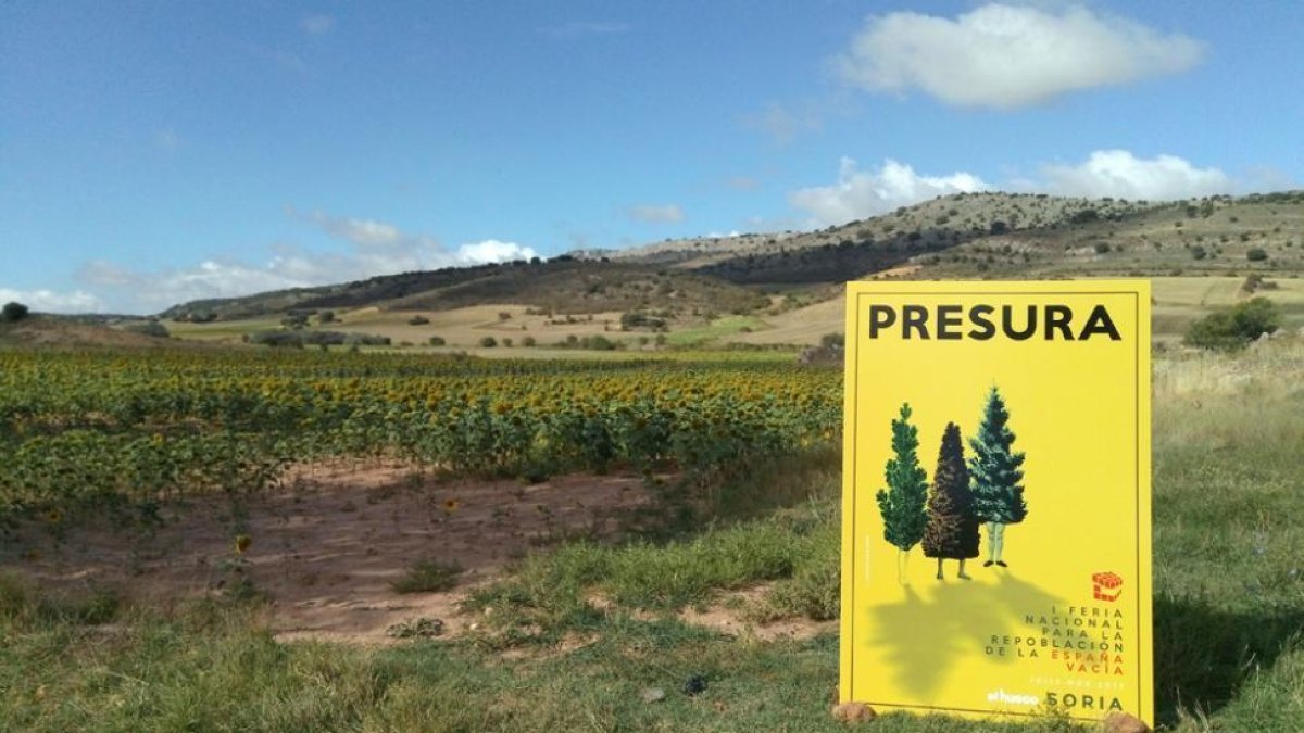 El cartel de la feria en un campo soriano para evidenciar la despoblación.-TOÑO CARRILLO
