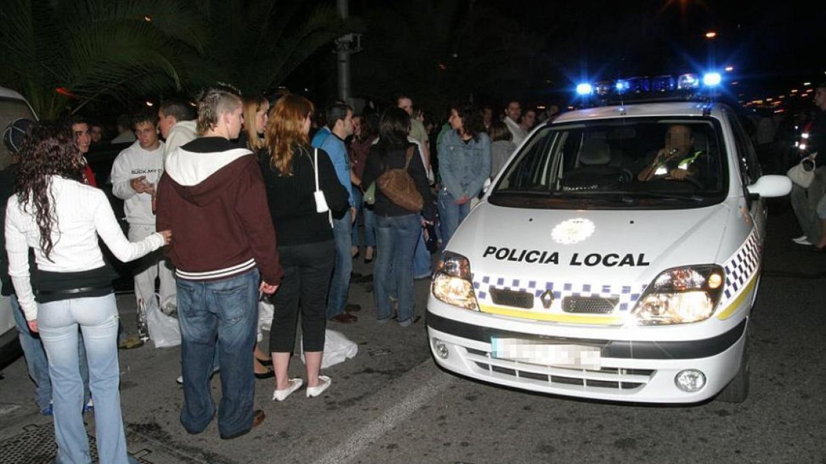 El consumo de alcohol en público con molestias a terceros puede ser objeto de sanción.-El Mundo