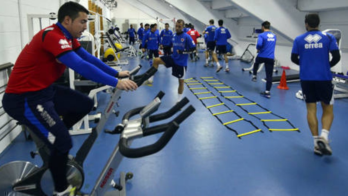 Los jugadores rojillos se ejercitan en el gimnasio al no poderlo hacer en el campo por la nieve. / ÁLVARO MARTÍNEZ-