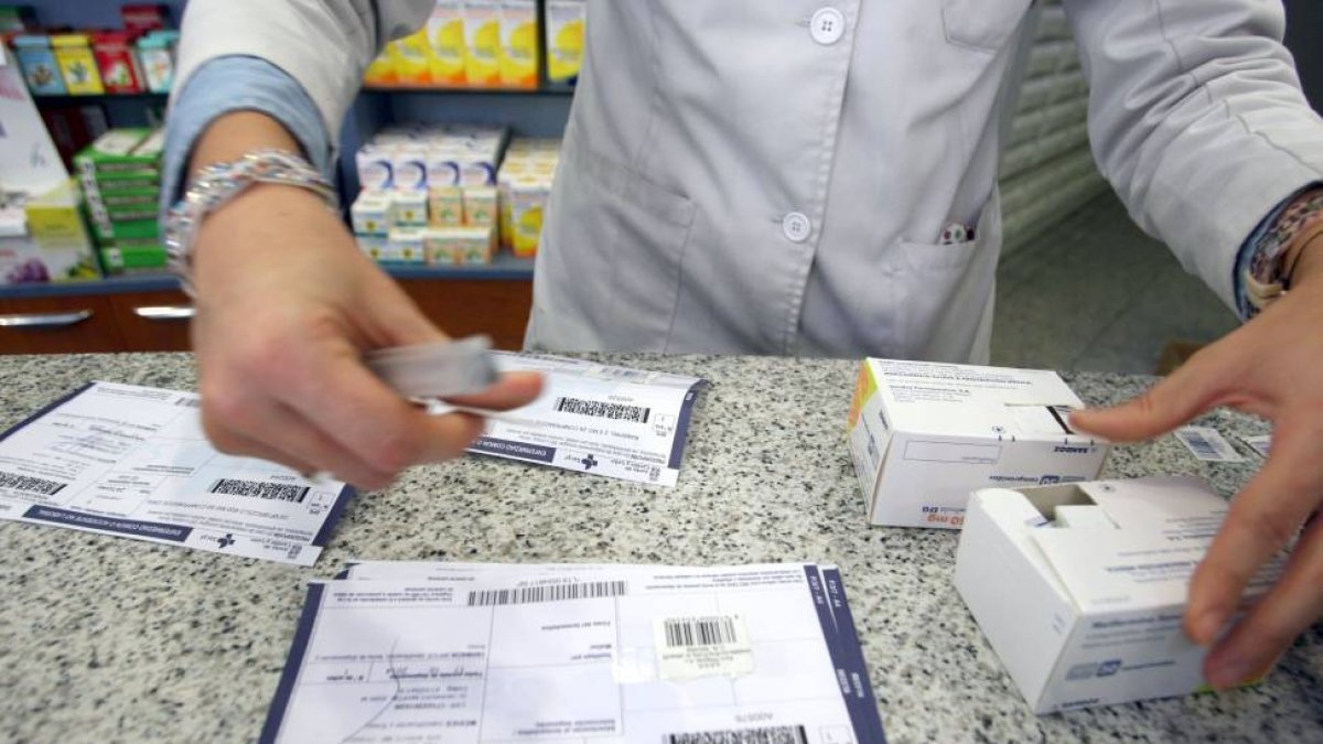 Expedición de medicamentos con receta en una farmacia-Ical