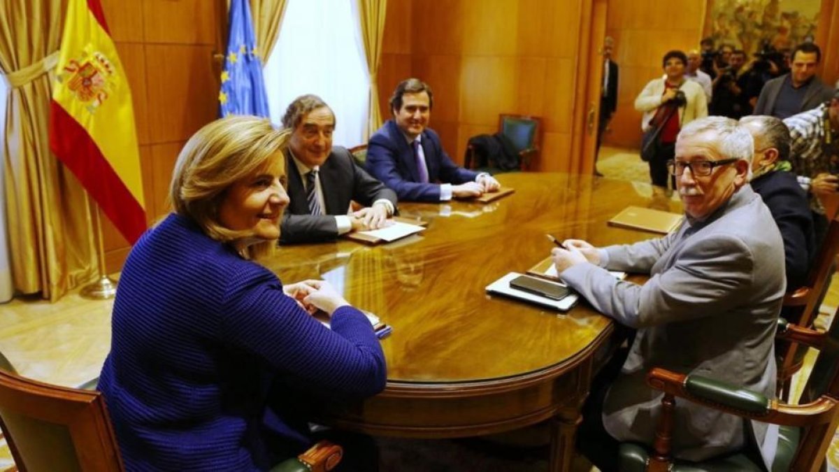 La ministra de Empleo, Fátima Bañez, preside la reunión de este lunes con los líderes sindicales y empresariales.-AGUSTÍN CATALÁN