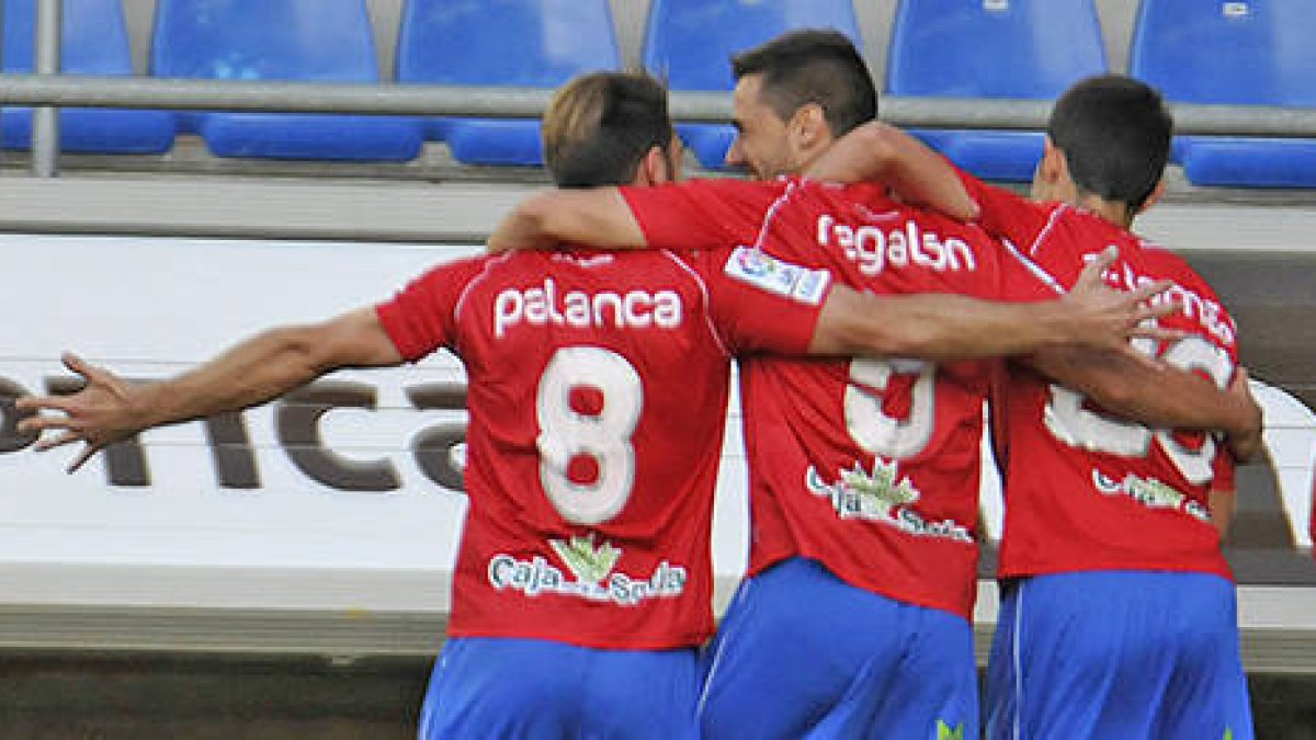 Regalón anotó el último de los goles que el Numancia ha firmado a balón parado. / DIEGO MAYOR-