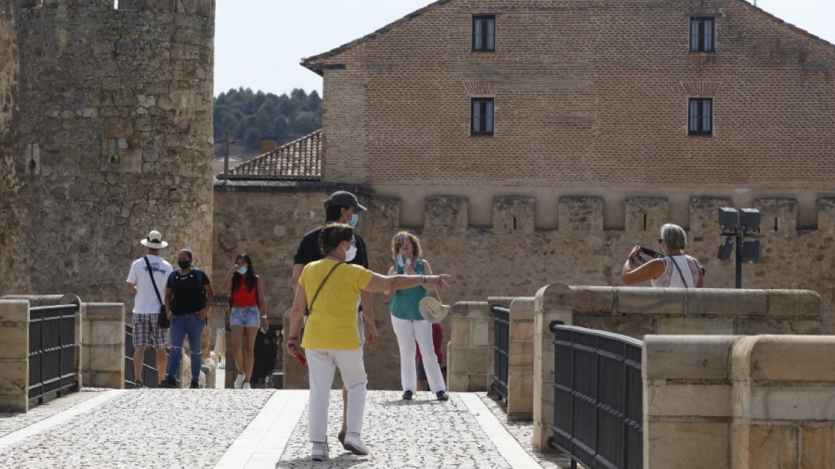 Turistas junto a la muralla de El Burgo de Osma. MARIO TEJEDOR