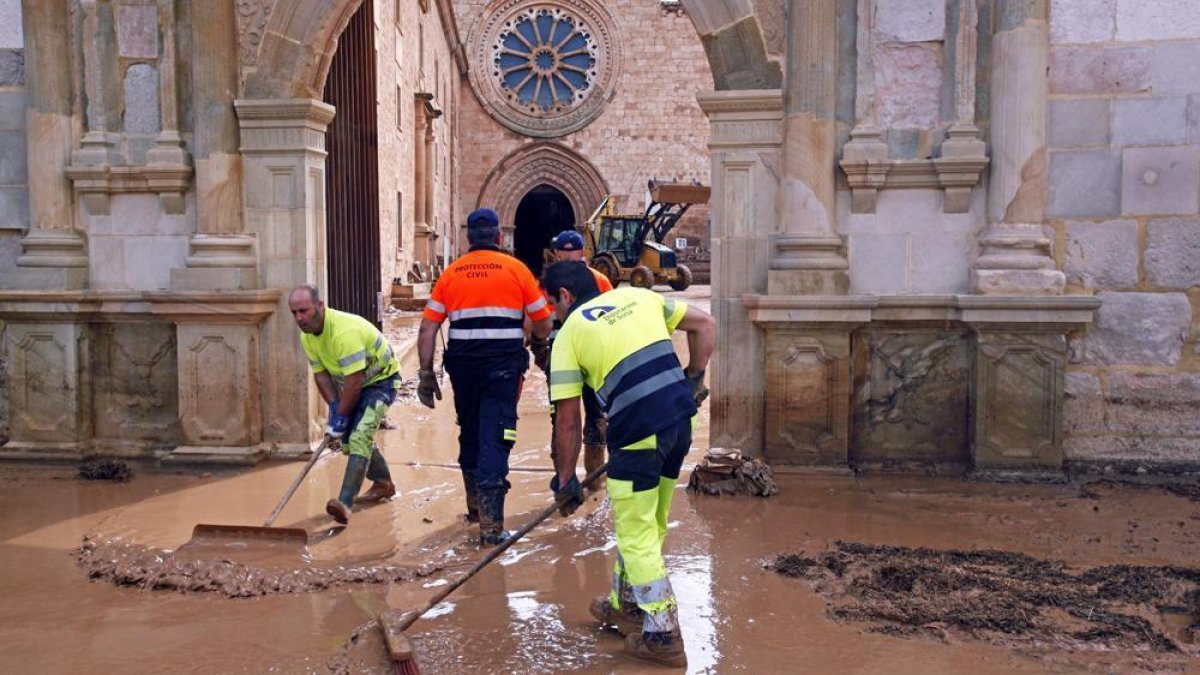 Trabajadores limpiando el monasterio de Santa María de Huerta-MARIO TEJEDOR