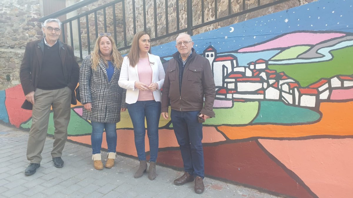 El arquitecto José Antonio Jiménez, la concejala Merche Pardo, la delegada del Gobierno, Virginia Barcones, y el alcalde, José Javier Gómez.HDS