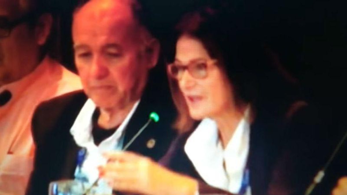 Julia Casanueva, durante su intervención ante la asamblea mundial de vela.-EL PERIÓDICO