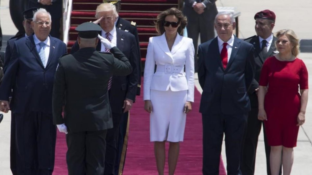 El presidente estadounidense, Donald Trump, y su mujer, Melania, son recibidos por el presidente israelí, Benjamin Netanyahu, y su esposa.-JIM HOLLANDER