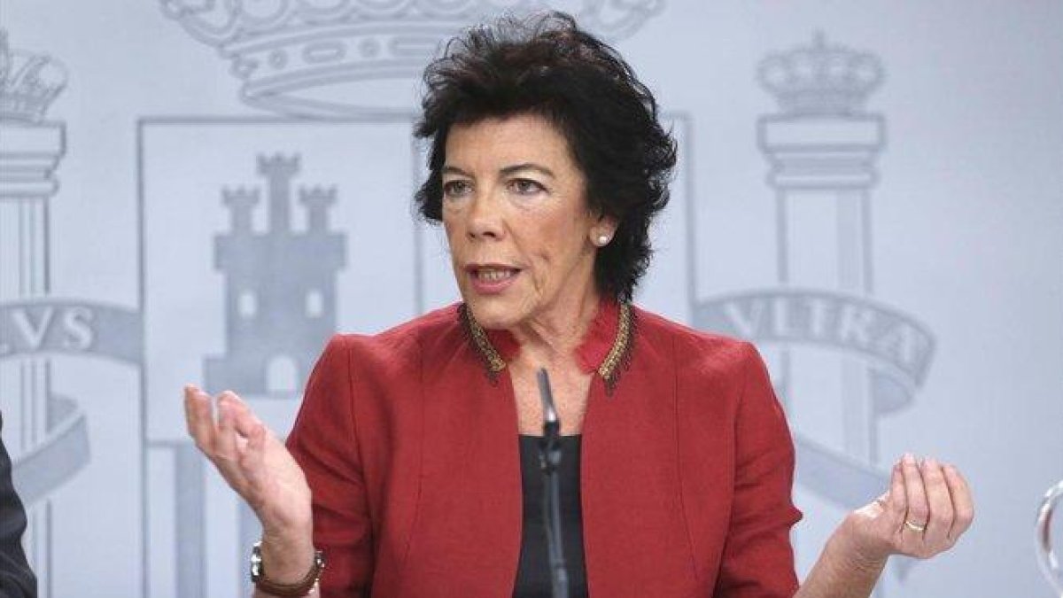 La portavoz del Gobierno y ministra de Educación en funciones, Isabel Celaá.-DAVID CASTRO