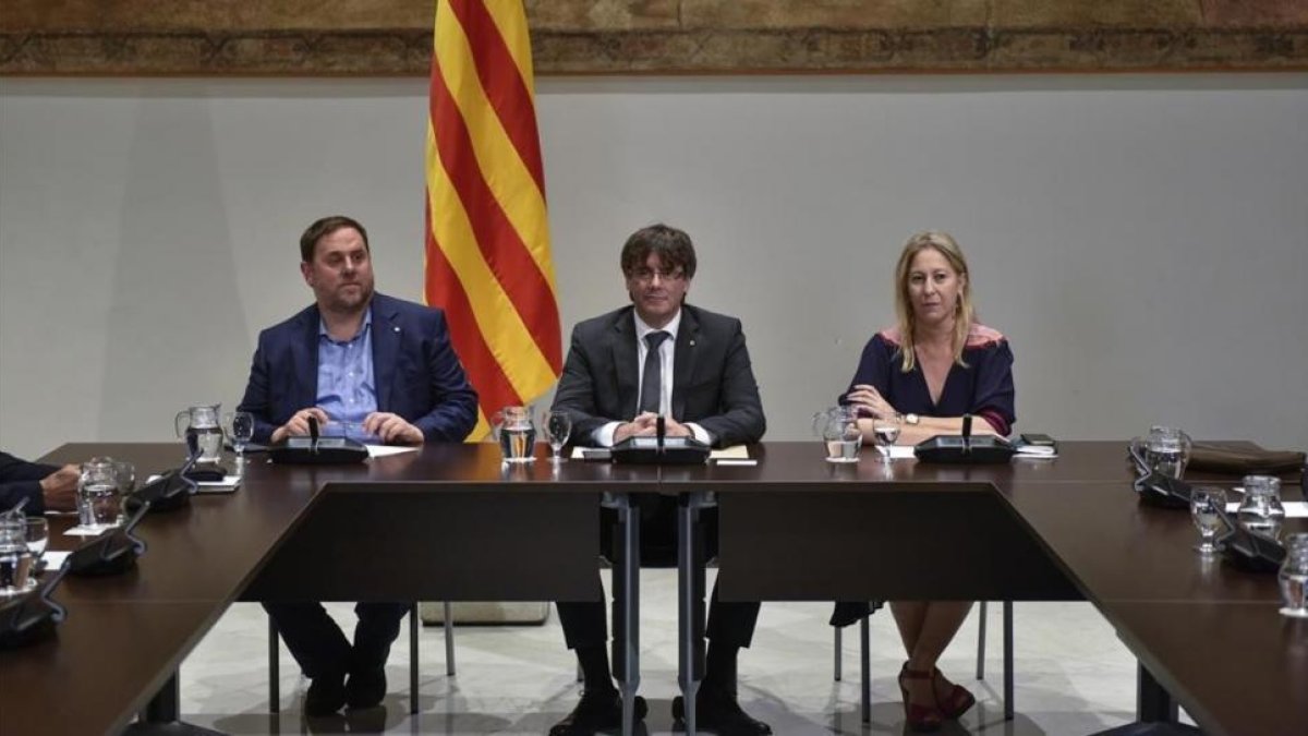 Una imagen de la reunión, con Junqueras, Puigdemont y Munté.-FERRAN SENDRA