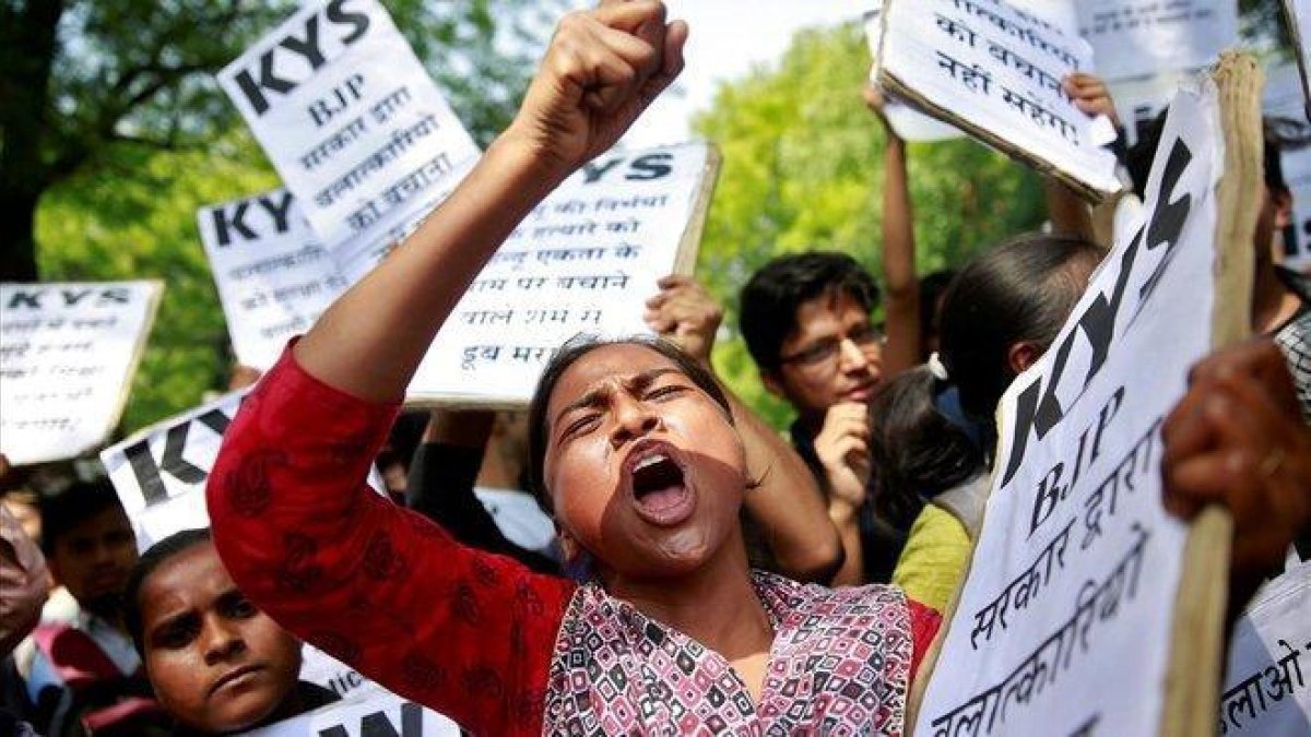 Manifestación en protesta por la violación y el asesinato de la niña india de ocho años, en abril del 2018.-REUTERS / CATAHAL MCNAUGHTON