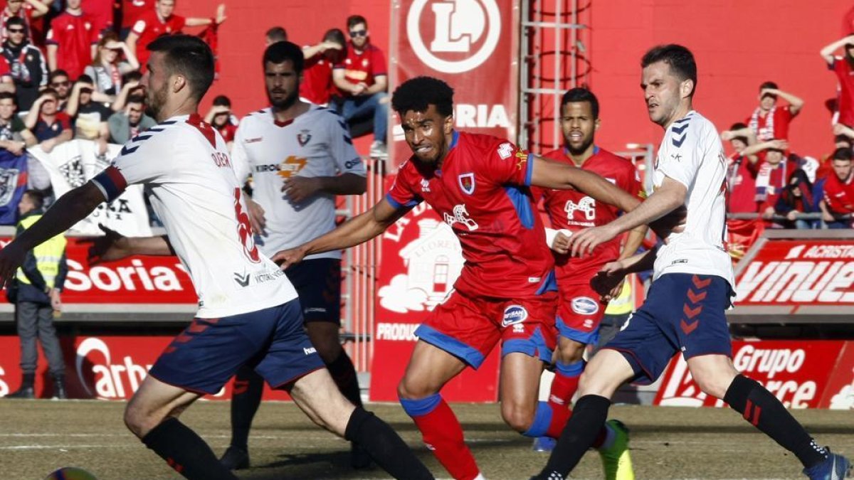 Desde que debutó como numantino ante el Reus, Derik ha sido titular en el centro de la defensa.-Mario Tejedor