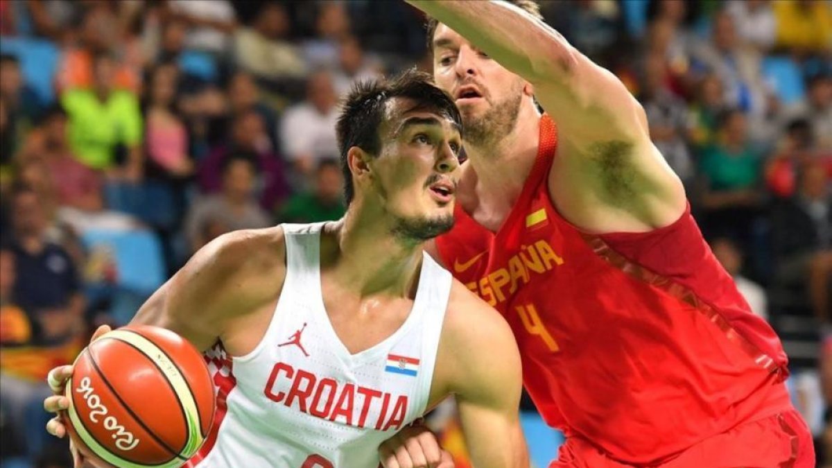 Gasol intenta frenar la entrada del croata Saric en el debut olímpico de la selección.-ANDREJ ISAKOVIC / FP