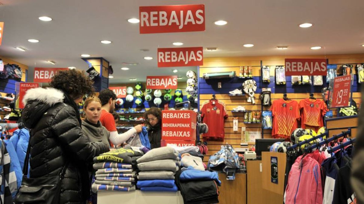 Un comercio de Soria en periodo de rebajas, en una imagen de archivo.-VALENTÍN GUISANDE