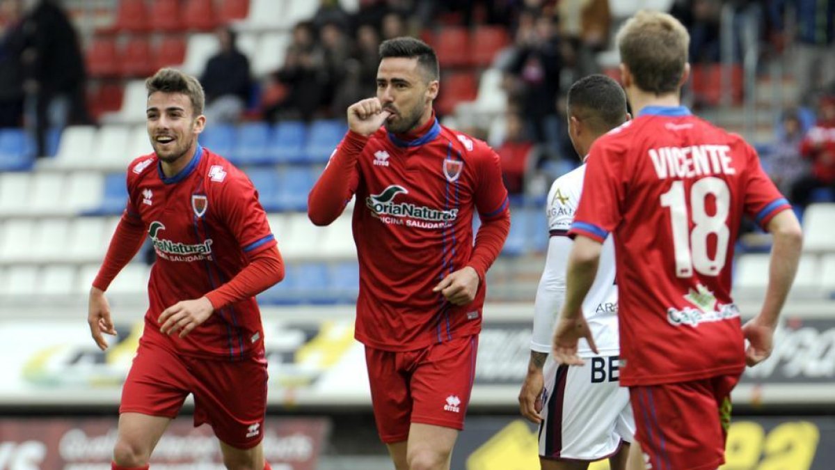 Paco Regalón celebra el primer gol anotado ante el Huesca.-DIEGO MAYOR