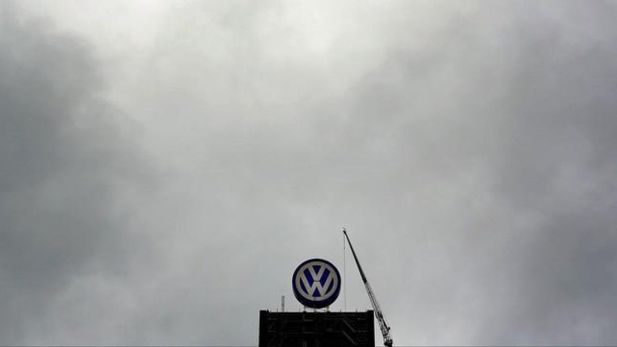 El logo de Volkswagen, en la sede central de la compañía, en Wolfsburgo.-AFP / RONNY HARTMANN