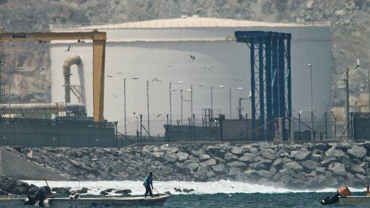 Una instalación petrolera de los Emiratos Árabes Unidos.-AP / JOAN GAMBRELL