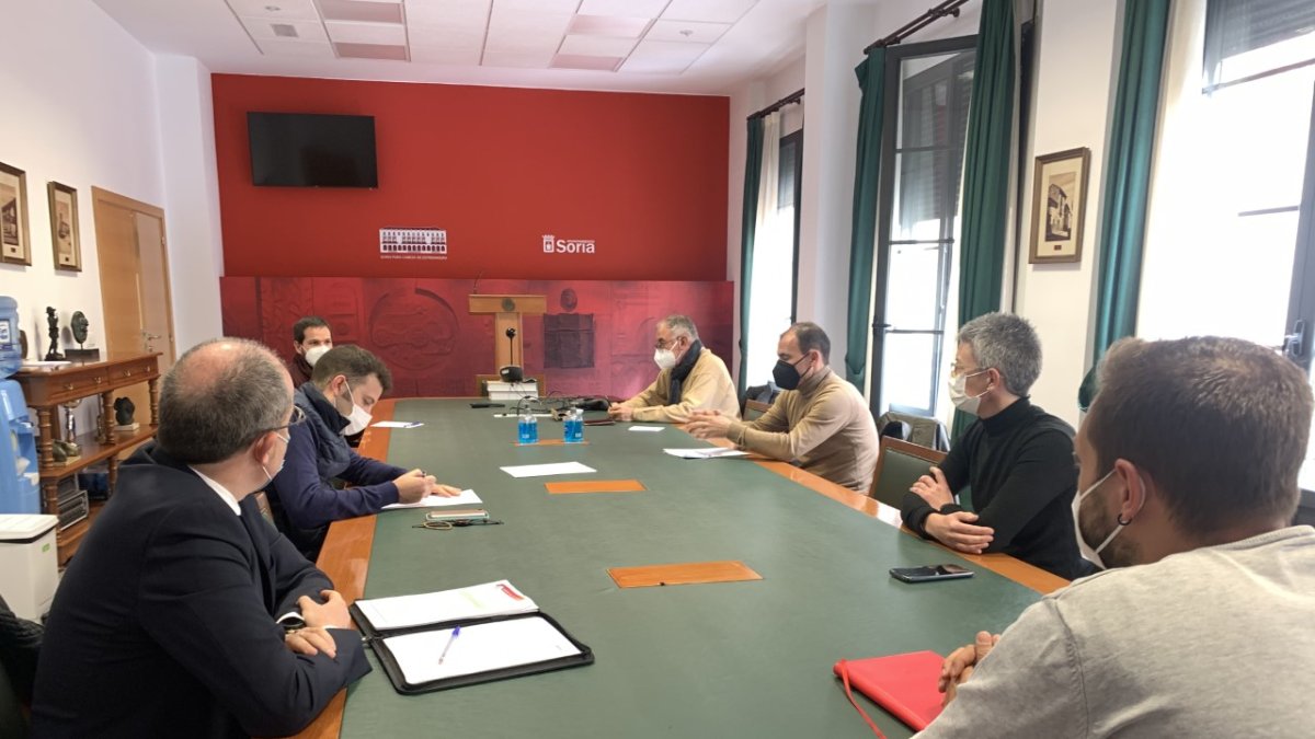 Imagen de la reunión de ayer del Ayuntamiento con los clubes sorianos de fútbol base. HDS
