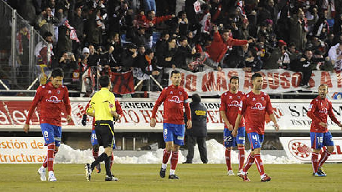 Decepción de los jugadores del Numancia quue ayer fueron superados por el Rayo. / V. Gisande-