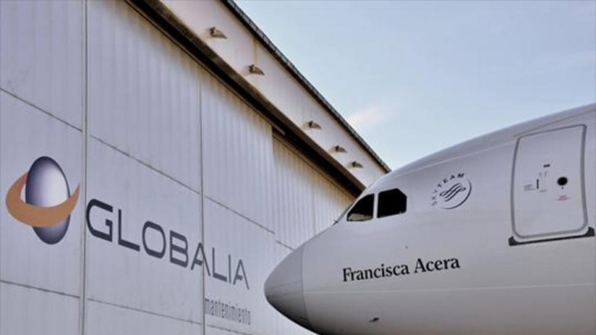 Un Airbus 330-300 de Air Europa, del Grupo Globalia, ante un hangar del aeropuerto de Palma de Mallorca.-EFE / ALBERTO ATIENZA