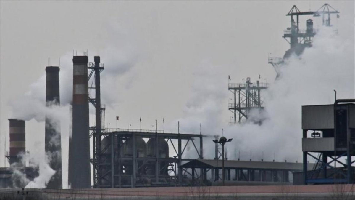 Zona industrial en la ciudad china de Tangshan, una de las más contaminadas de la región de Hebei.-ADRIÁN FONCILLAS