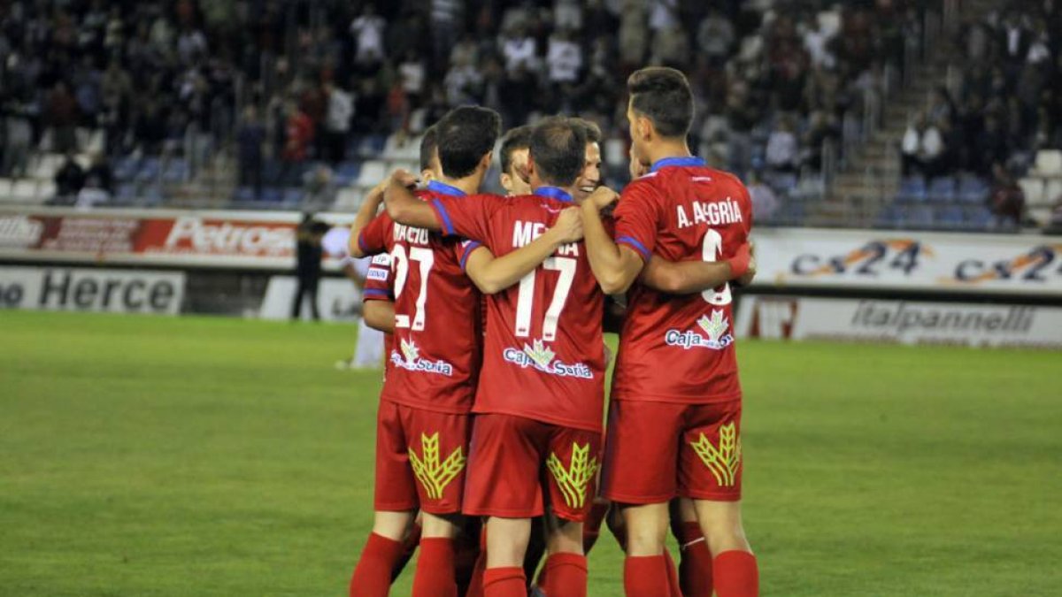 Los jugadores del Numancia celebran uno de los seis goles anotados ante el Tenerife.-DIEGO MAYOR