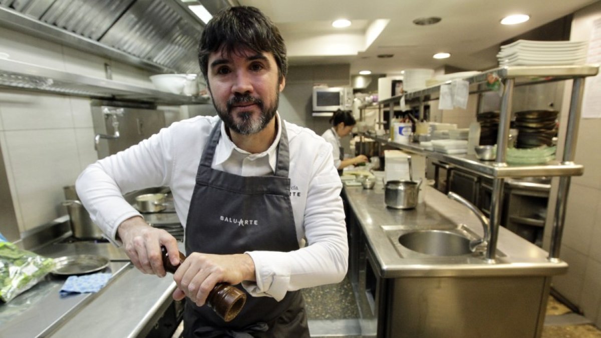 Óscar García en la cocina de Baluarte. HDS
