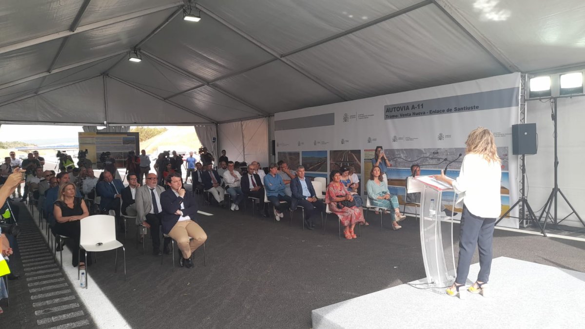 La ministra en la carpa durante la inauguración. MARIO TEJEDOR