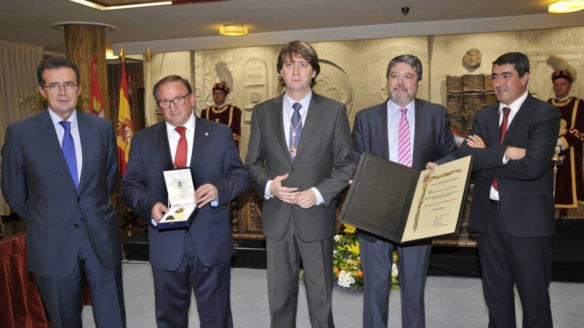 El editor José Luis Ulibarri, el presidente Francisco Rubio, el alcalde Carlos Martínez, el director Juan Francisco Corcuera y y el director general Pablo Lago tras la entrega de la medalla.-VALENTÍN GUISANDE