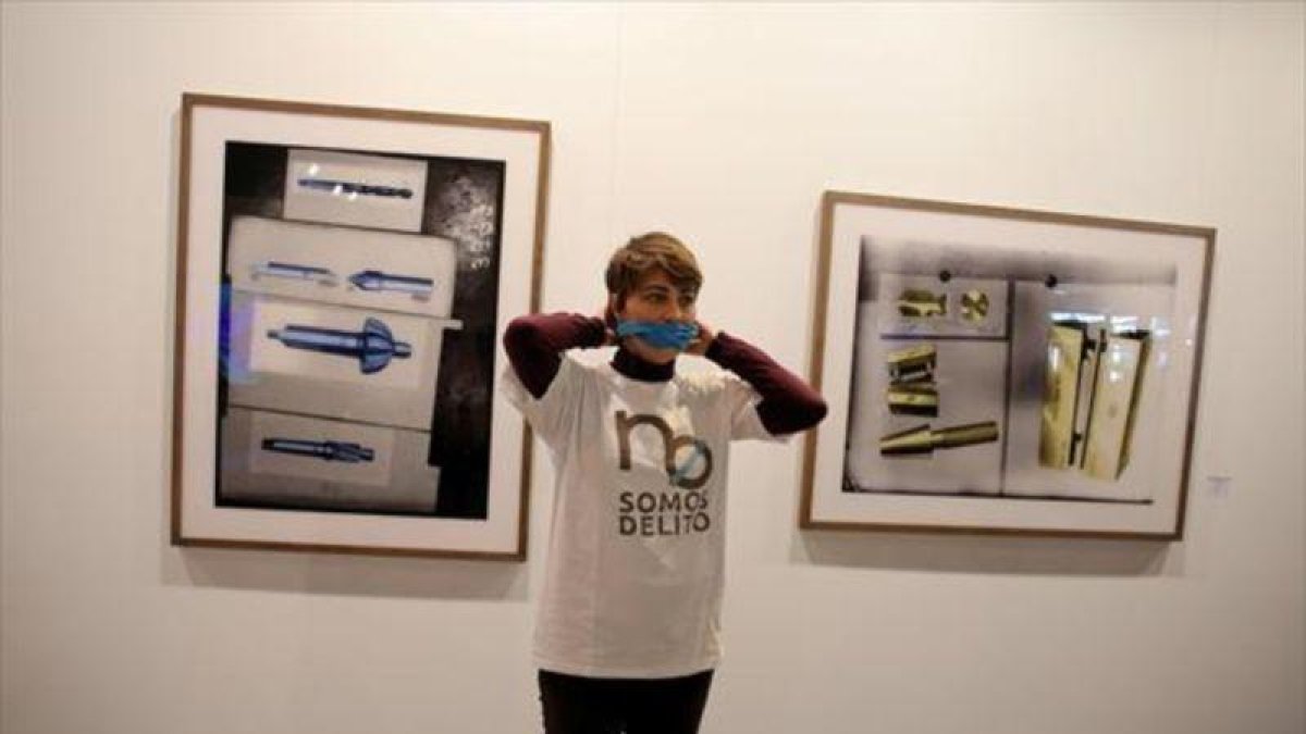 Lorena Ruiz-Huerta, portavoz de Podemos en la Asamblea de Madrid, protesta ante la pared que albergaba Presos políticos, ayer.-JOSÉ LUIS ROCA